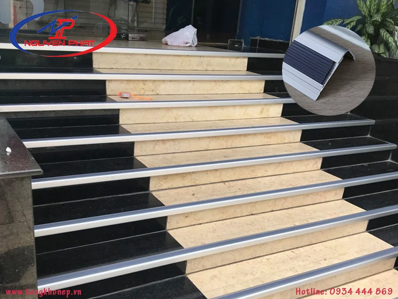 Lặp đặt nẹp chống trơn cầu thang nhôm tại Thanh Hoá