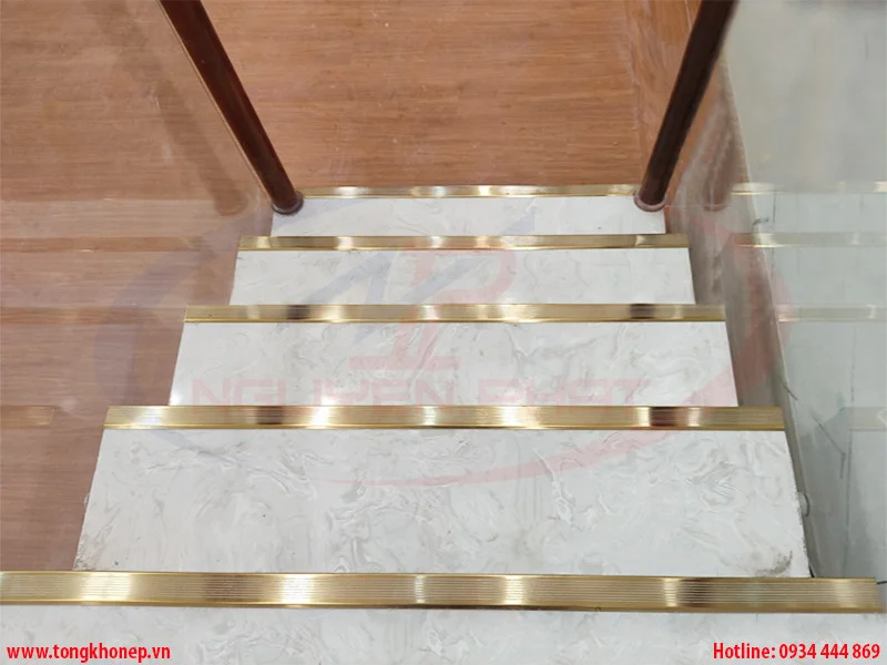 Sử dụng nẹp chống trơn cầu thang bằng inox 304